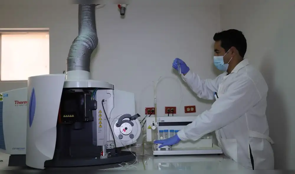 Análisis de agua potable y residual en Laboratorio Regional del Agua. Foto: GRC