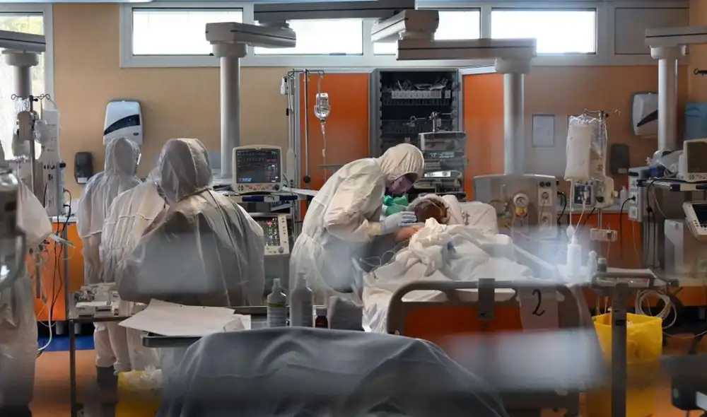 El paciente, cuya identidad no fue revelada, dio positivo por primera vez a mediados de 2020 y tenía problemas respiratorios. Foto: AFP