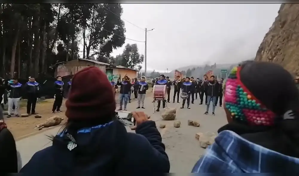 En el video se puede ver que algunos de los pobladores bailan al compás de la música, mientras otros graban con sus celulares. Foto: Edward Antaurco