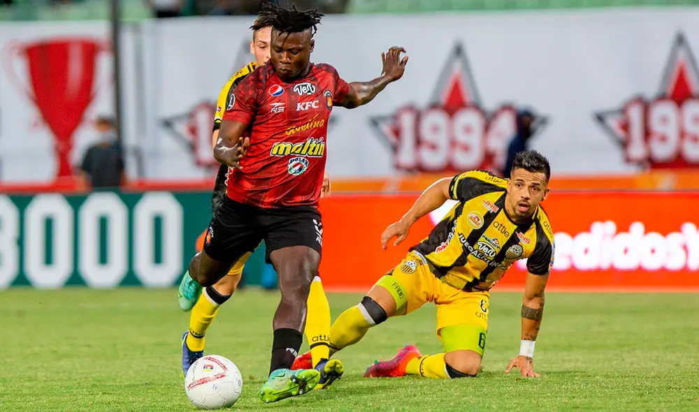 Táchira jugó todo el segundo tiempo con un hombre menos. Foto: Caracas FC