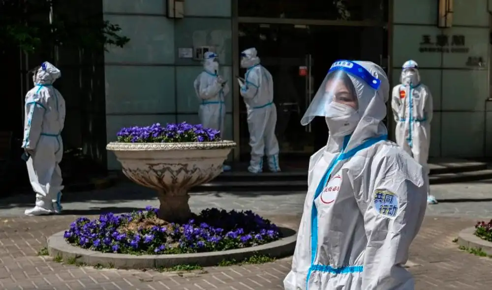 A partir de la tarde del viernes, videos relacionados con los problemas y disturbios registrados durante el confinamiento de Shanghái comenzaron a inundar el “muro” de la red social y aplicación de mensajería Wechat. Foto: AFP