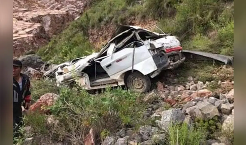 La Policía indaga las causas del despiste del vehículo de pasajeros. Foto: Noticias Ferreñafe. La Policía indaga las causas del despiste del vehículo de pasajeros. Foto: Noticias Ferreñafe.