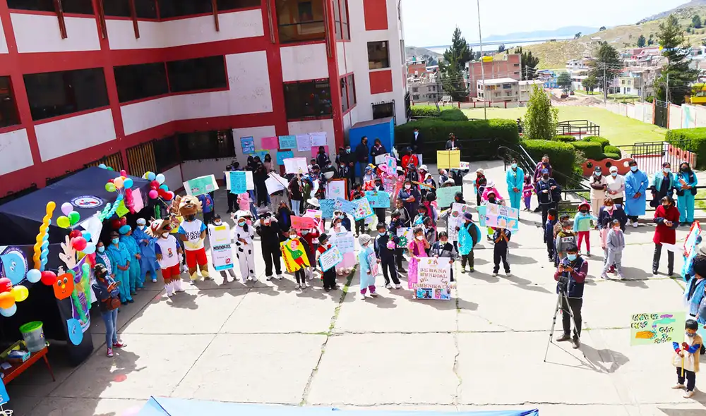 Autoridades de Salud lanzaron la campaña de desparasitación en colegio de Puno. Foto: Diresa Puno Autoridades de Salud lanzaron la campaña de desparasitación en colegio de Puno. Foto: Diresa Puno