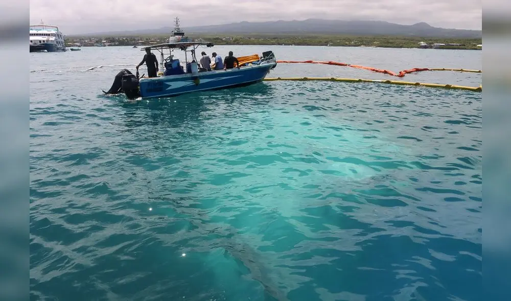 Rangers colocan material absorbente donde un barco se hundió cerca de Puerto Ayora en la Isla Santa Cruz, en las Islas Galápagos. Foto: AFP Rangers colocan material absorbente donde un barco se hundió cerca de Puerto Ayora en la Isla Santa Cruz, en las Islas Galápagos. Foto: AFP