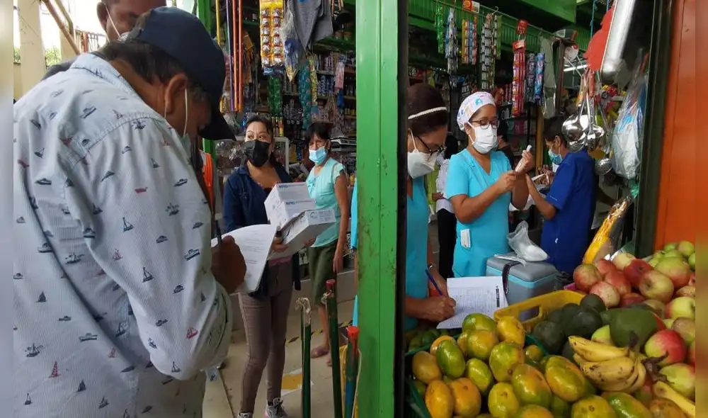 Personal de salud recorre mercados para inmunizar a piuranos. Foto: La República.