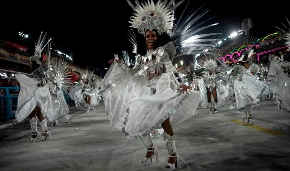 Los desfiles de las tradicionales escuelas de samba regresaron con todo su esplendor tras una larga espera de más de dos años. Foto: AFP Los desfiles de las tradicionales escuelas de samba regresaron con todo su esplendor tras una larga espera de más de dos años. Foto: AFP