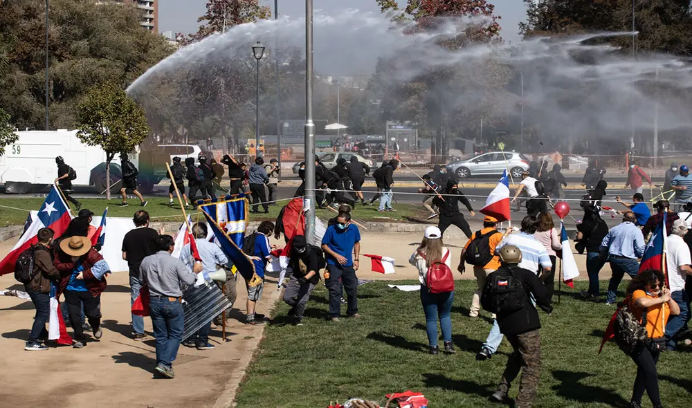 Un grupo de manifestantes contrarios a la redacción de la nueva Constitución de Chile se enfrentan con grupos de izquierda durante una protesta en la comuna de Providencia de Santiago (Chile). EFE Un grupo de manifestantes contrarios a la redacción de la nueva Constitución de Chile se enfrentan con grupos de izquierda durante una protesta en la comuna de Providencia de Santiago (Chile). EFE