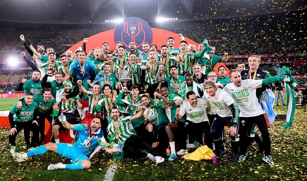 Joaquín fue el encargado de levantar el trofeo de la Copa del Rey para Real Betis. Foto: EFE