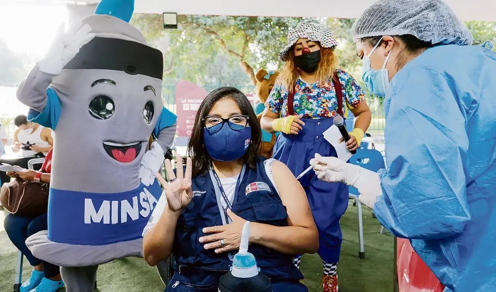 Refuerzo. El personal de primera línea fue el que reportó el error en la dosis. Varios de ellos sufrieron severos efectos adversos. Por suerte, ningún caso es grave. Foto: difusión Refuerzo. El personal de primera línea fue el que reportó el error en la dosis. Varios de ellos sufrieron severos efectos adversos. Por suerte, ningún caso es grave. Foto: difusión