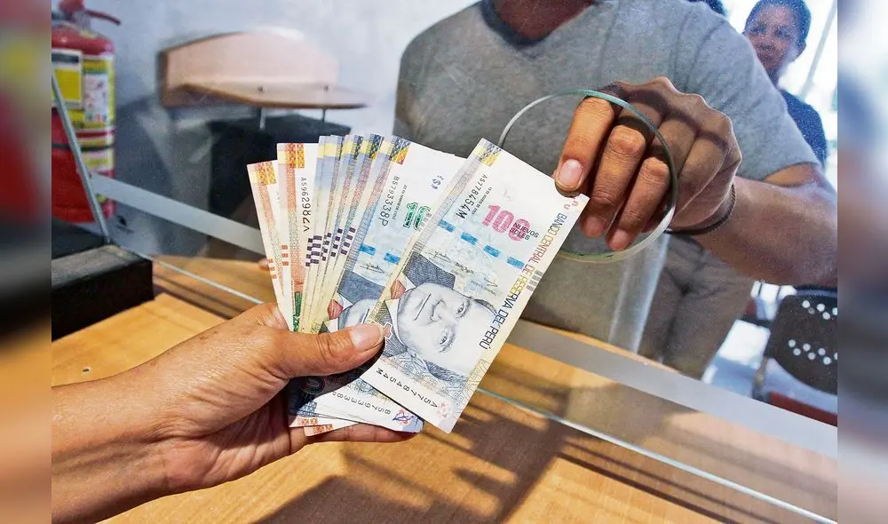 Salida fácil. Iniciativa sostiene que el trabajador necesita una ayuda ante el alza de precios; sin embargo, expertos consideran que deben discutirse otras medidas. Foto: Renato Pajuelo / La República