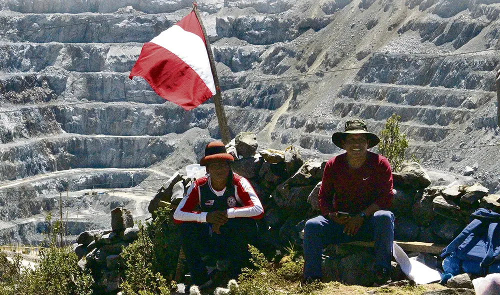 En pie de guerra. Los pobladores de Nueva Fuerabamba al pie del tajo minero. Lo invadieron por una usurpación de los terrenos donde la minera los reubicó. Foto: difusión