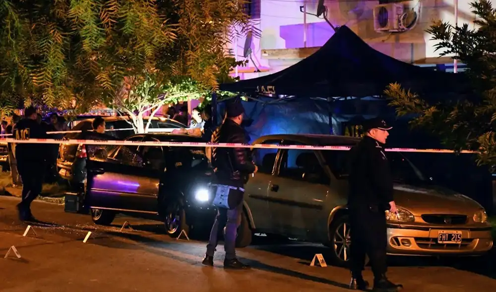 Auto baleado en Fisherton, Rosario. Foto: Marcelo Manera / La Nación