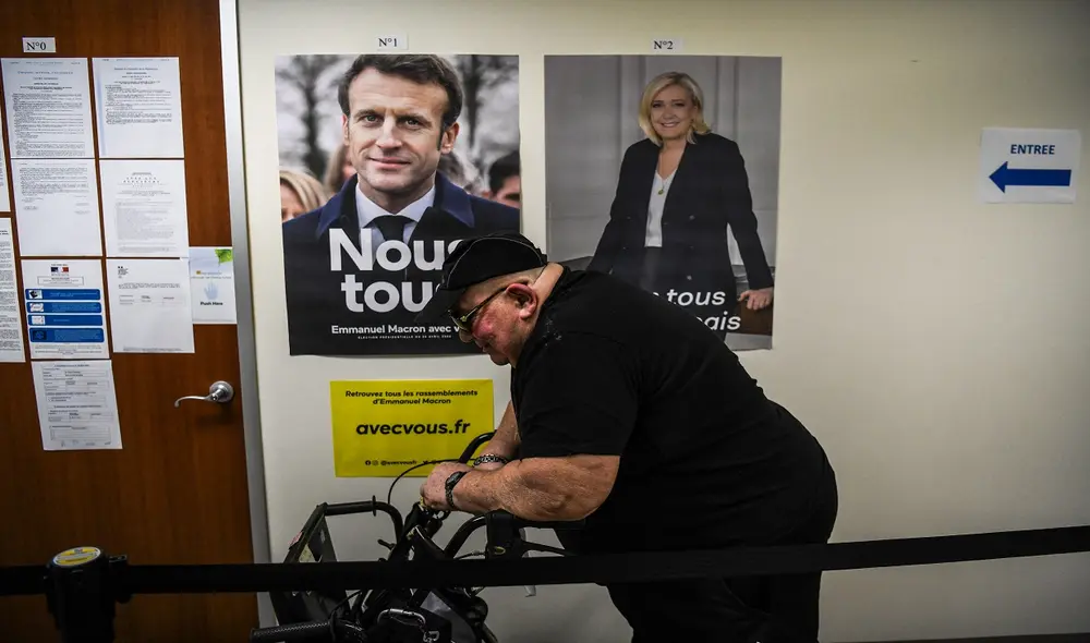 Un votante llega para votar durante la segunda ronda de las elecciones francesas en el Consulado francés en Miami, Florida (EE. UU.). Foto: AFP