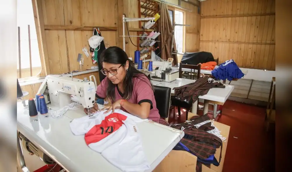 Negocio de la emoción.  Cuando juega la selección la economía de algunos sectores se mueve. En la calle hay una demanda mayor de camisetas.