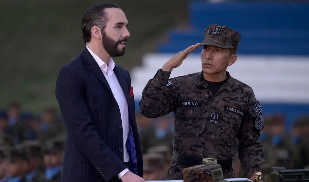 El presidente salvadoreño, Nayib Bukele, y el ministro de Defensa, René Merino Monroy. Foto: AFP
