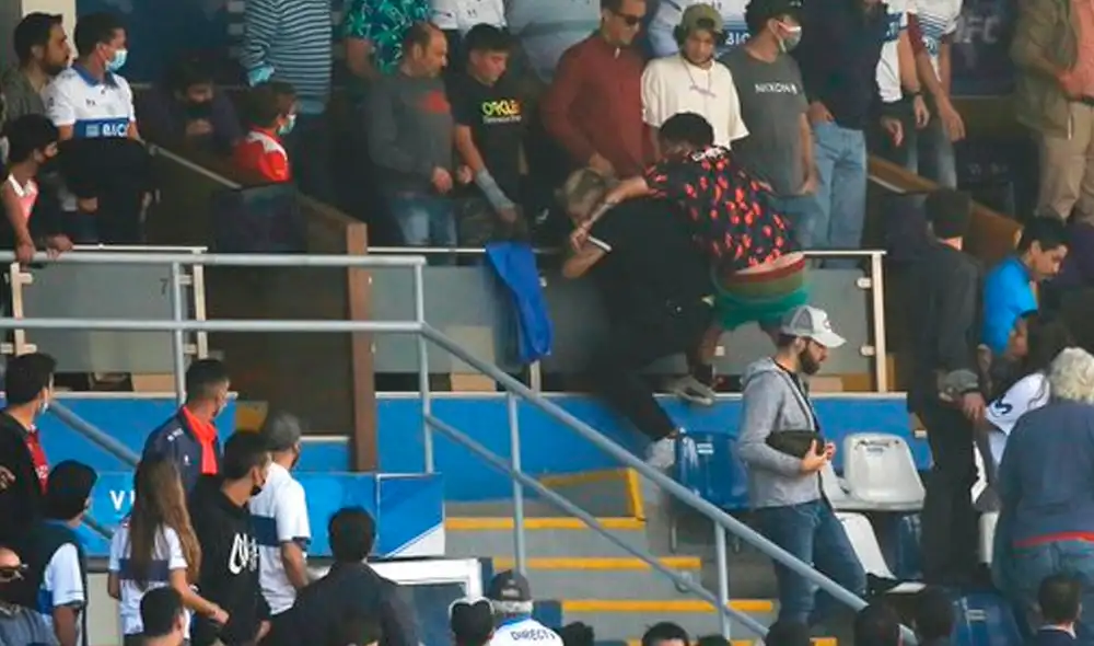 Hinchas de la Católica cometieron actos vandálicos en las tribunas. Foto: Captura TNT Sports Chile Hinchas de la Católica cometieron actos vandálicos en las tribunas. Foto: Captura TNT Sports Chile
