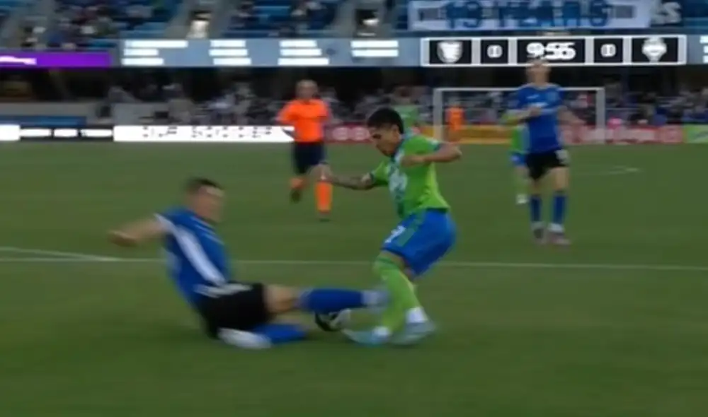 Raúl Ruidíaz sufrió esta brutal falta antes de los 10 minutos de juego. Foto: captura de MLS