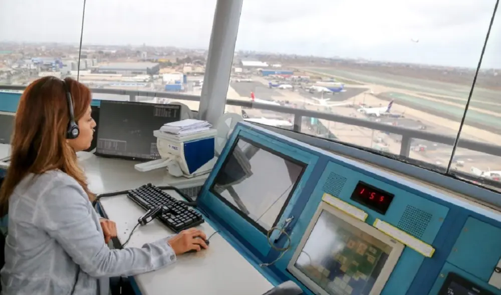 El tiempo promedio de formación de un controlador de tránsito aéreo es de un año y medio. Foto: Andina