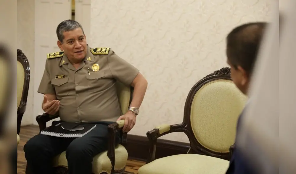 General Angulo dice que combatirá corrupción en la Policía. Foto: GRLL General Angulo dice que combatirá corrupción en la Policía. Foto: GRLL