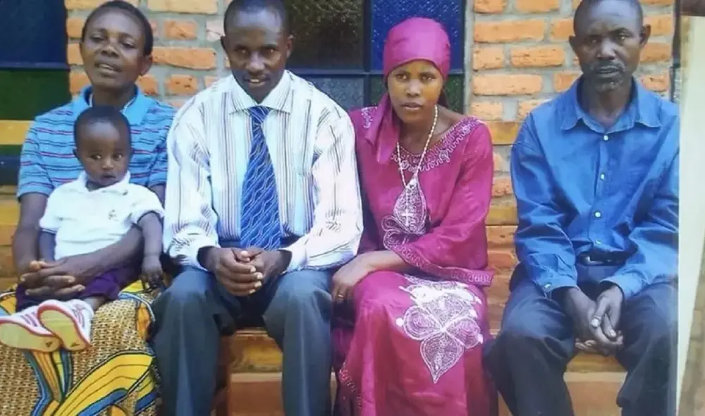 La pareja con sus padres, Bernadette Mukakabera, quien carga a su pequeño nieto, y Gratien Nyaminani, a la derecha. Foto: BBC