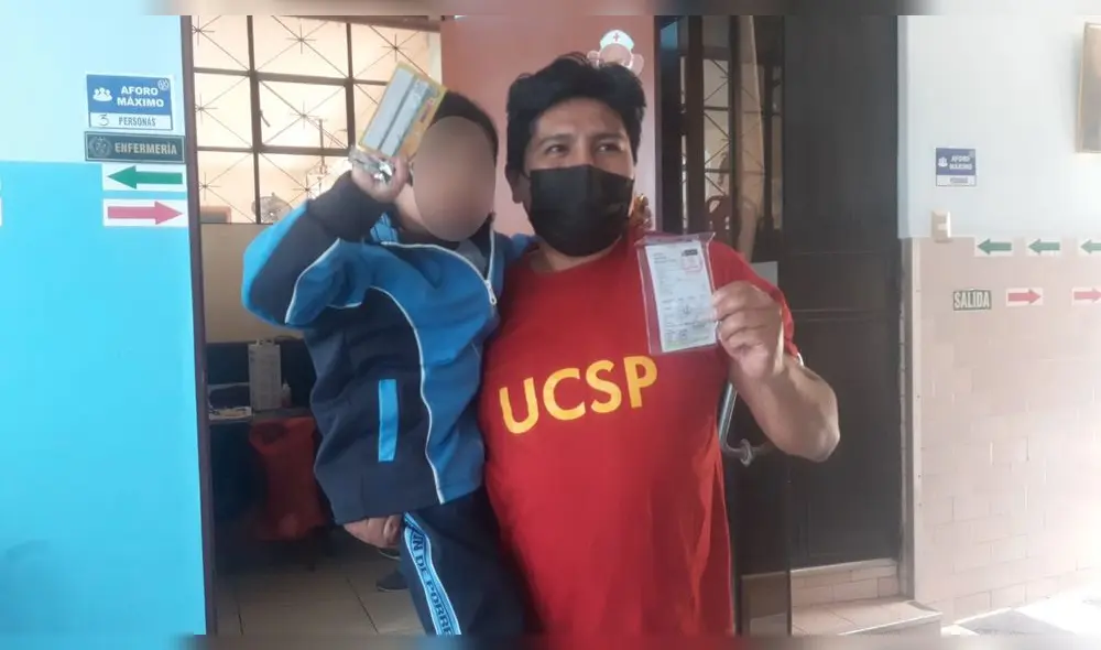 Arequipa. Padre e hija fueron inmunizados en el plantel. Foto: La República/Alexis Choque