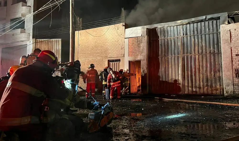 bomberos intentan controlar incendio de almacén de productos combustibles en San Martín de Porres. Foto: URPI/ La República bomberos intentan controlar incendio de almacén de productos combustibles en San Martín de Porres. Foto: URPI/ La República