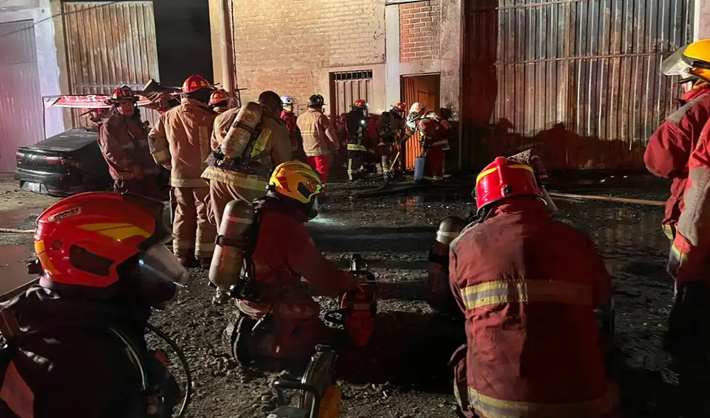Incendio en San Martín de Porres todavía no ha podido ser controlado por los bomberos. Foto: URPI/ La República.