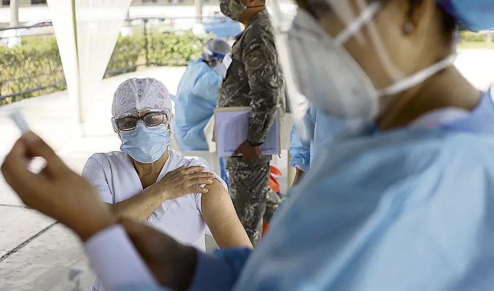 Por turno. Hasta ahora no se han reportado casos de efectos adversos graves. La vacuna de Moderna es buena y piden que población reciba su cuarta dosis. Foto: difusión Por turno. Hasta ahora no se han reportado casos de efectos adversos graves. La vacuna de Moderna es buena y piden que población reciba su cuarta dosis. Foto: difusión