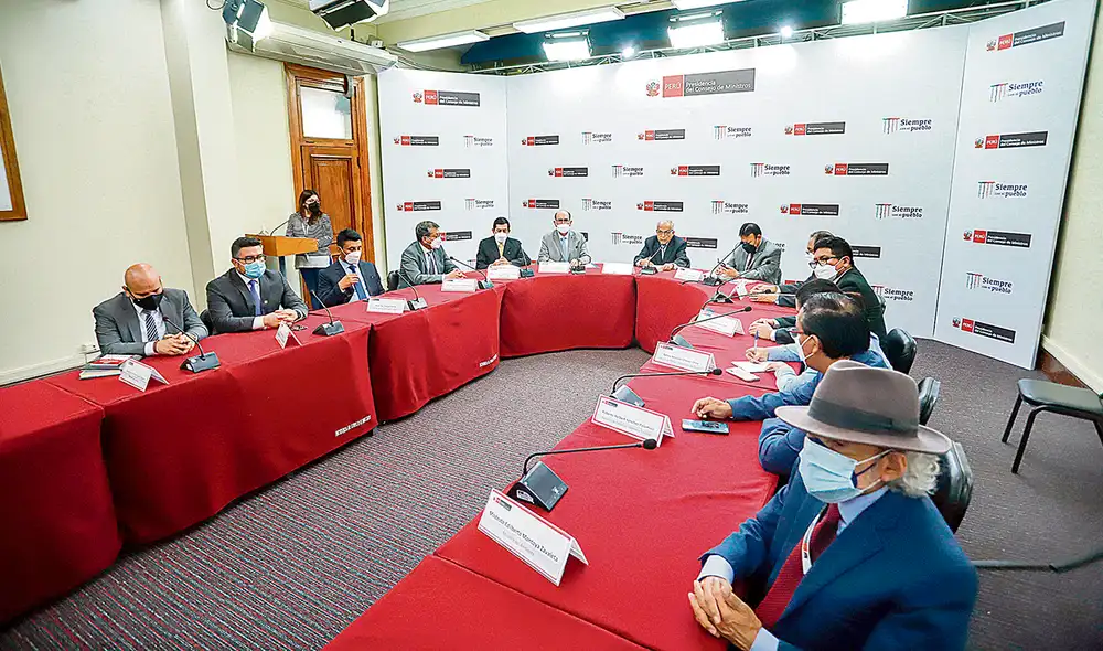 El dato. Proyecto de reforma constitucional fue trabajado en detalle el domingo por Landa y Chero, junto con Aníbal Torres, y ayer se sometió a aprobación en el Consejo de Ministros. Foto: PCM