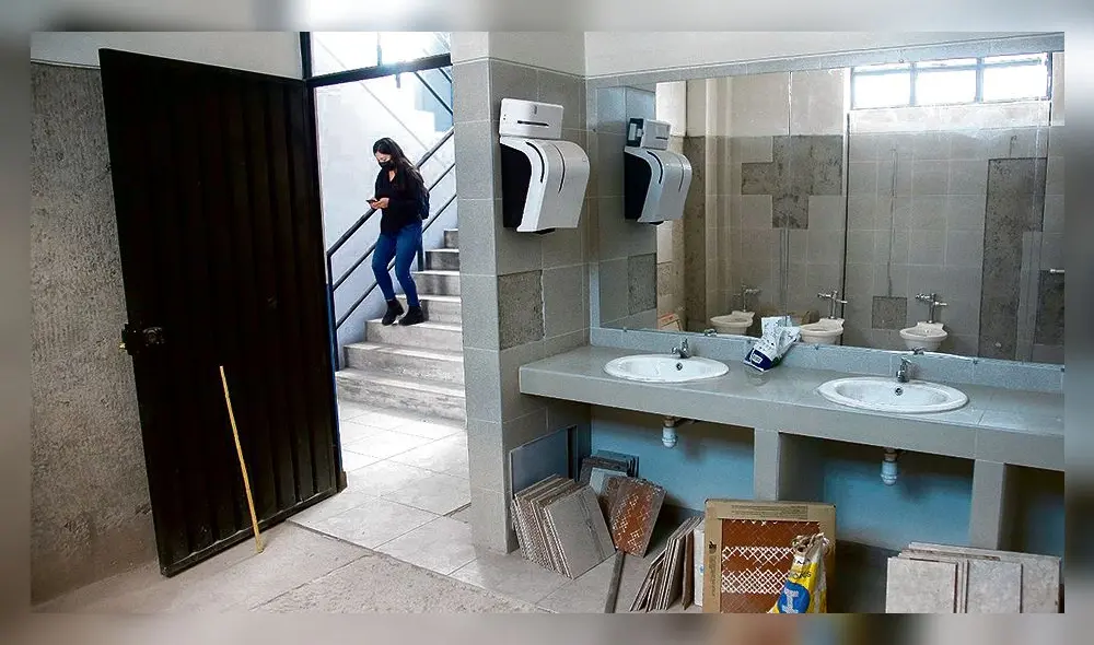 Indignante. En el colegio Inmaculada Concepción los servicios higiénicos no funcionan, están en plena construcción. Pese a esas condiciones el Minedu quiere clases presenciales. Foto: La República