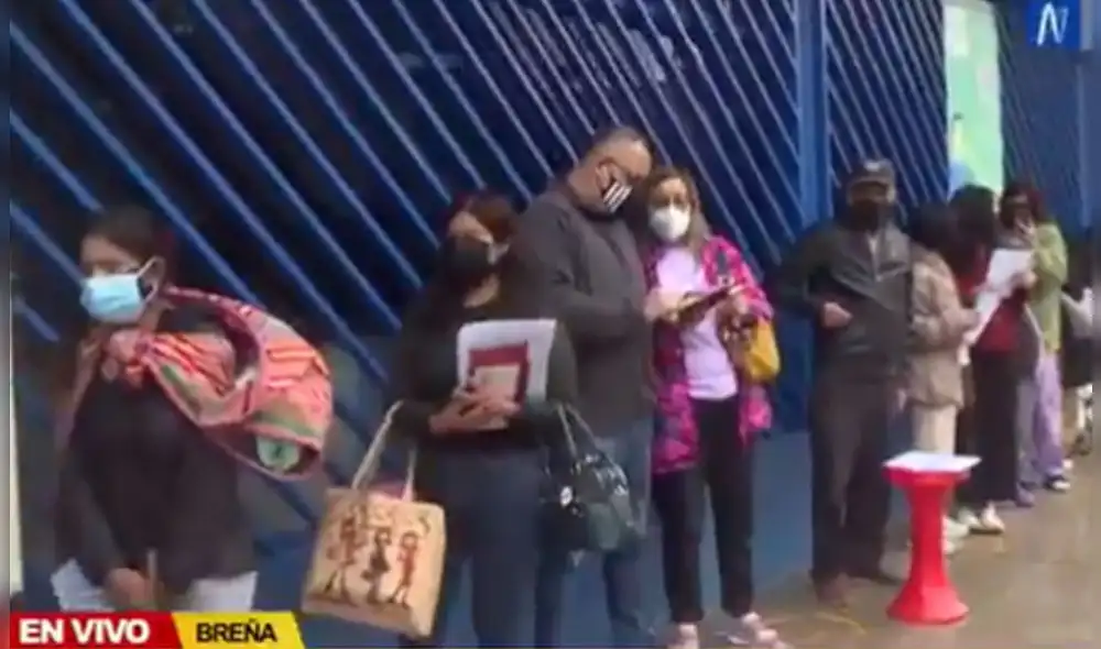 Continúan largas colas en los exteriores de Migraciones. Foto: captura de Canal N Continúan largas colas en los exteriores de Migraciones. Foto: captura de Canal N