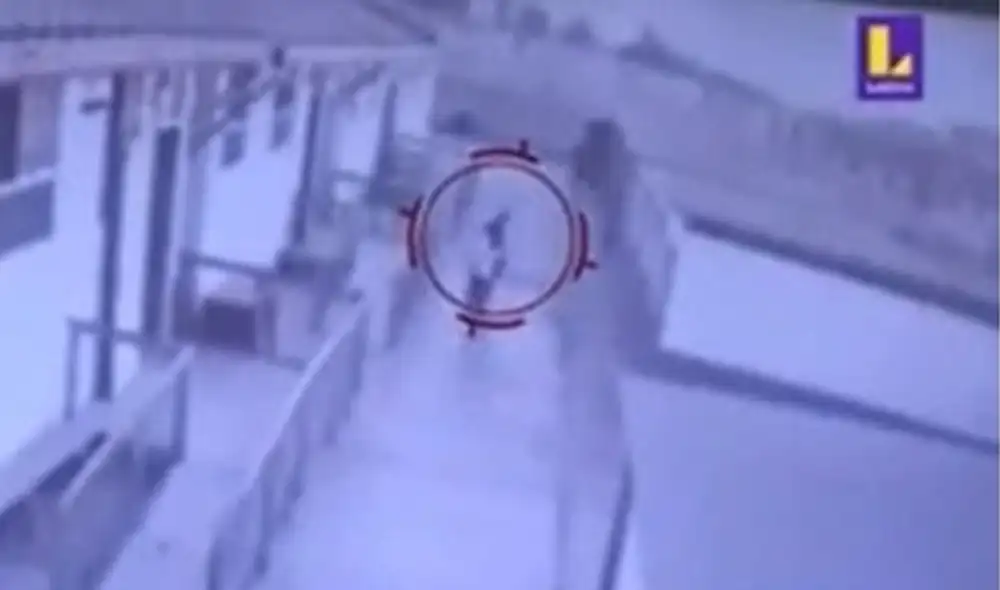 De acuerdo a las imágenes captadas por las cámaras de seguridad, ambas estudiantes salen corriendo de su institución educativa y cruzan la calle. Ellas estaban vestidas con el buzo del colegio, de color guinda con franjas cremas. Foto: captura Latina