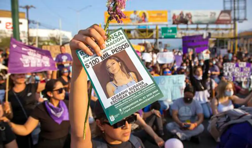 Personas sostienen carteles en la marcha de mujeres del domingo 24 de abril, exigiendo justicia para Debanhi Escobar. Foto: Julio César AGUILAR / AFP Personas sostienen carteles en la marcha de mujeres del domingo 24 de abril, exigiendo justicia para Debanhi Escobar. Foto: Julio César AGUILAR / AFP