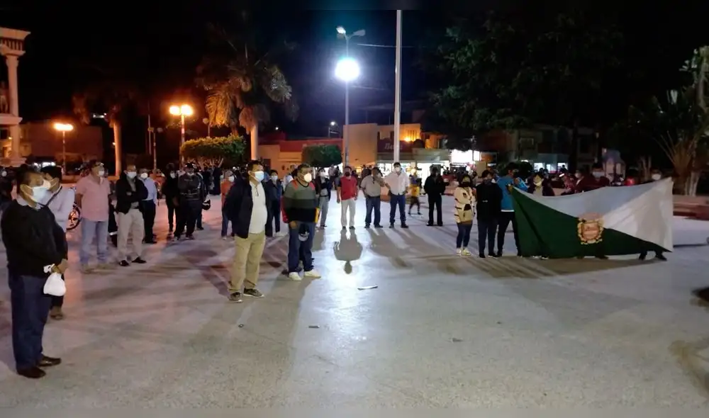 Dirigentes de gremios y sociedad civil se reunieron en la Plaza Miguel Grau de Talara. Foto: La República. Dirigentes de gremios y sociedad civil se reunieron en la Plaza Miguel Grau de Talara. Foto: La República.