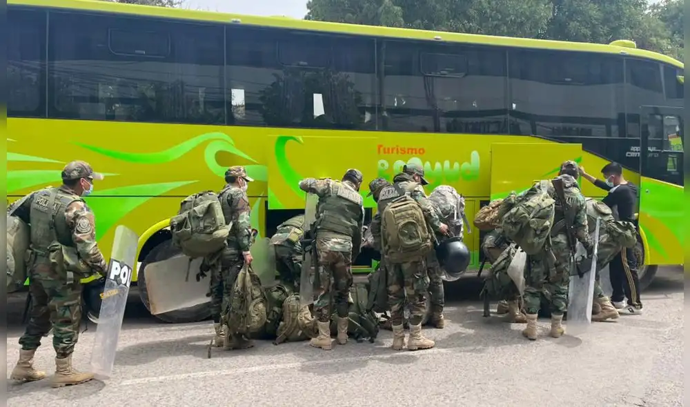 Agentes de la Policía Nacional viajan a Apurímac desde Cusco. Foto: La República