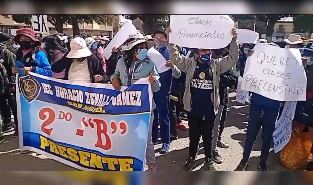 Los padres de familia y los estudiantes están indignados pues hasta la fecha no se recepciona la obra. Foto: Captura Pachamama radio Los padres de familia y los estudiantes están indignados pues hasta la fecha no se recepciona la obra. Foto: Captura Pachamama radio