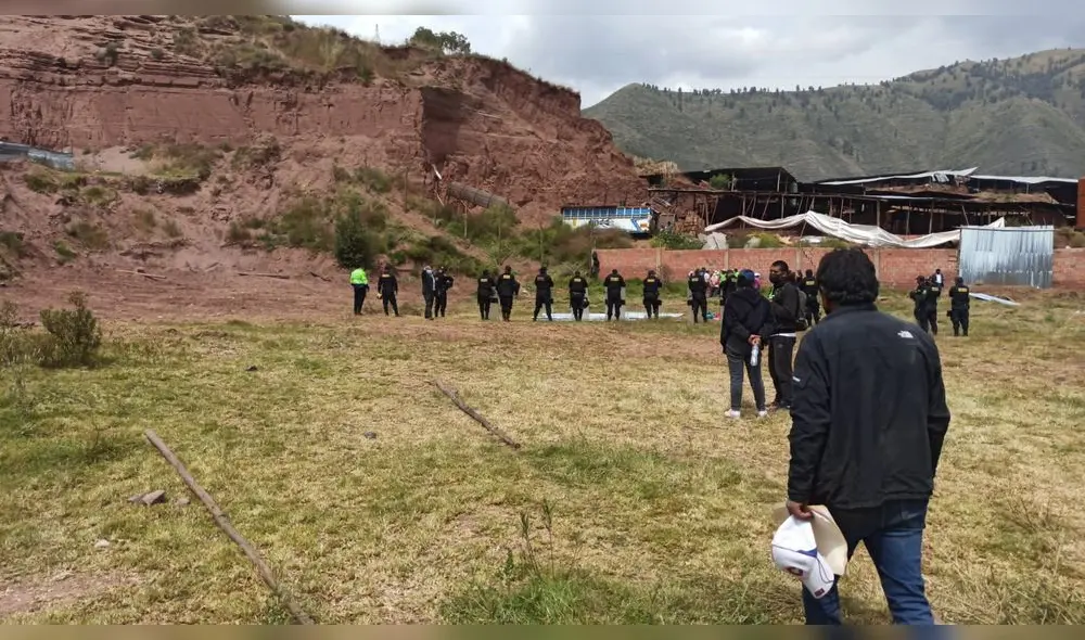 Cusco. Agentes de la Policía llegaron para controlar el enfrentamiento. Foto: URPI/Alexander Flores