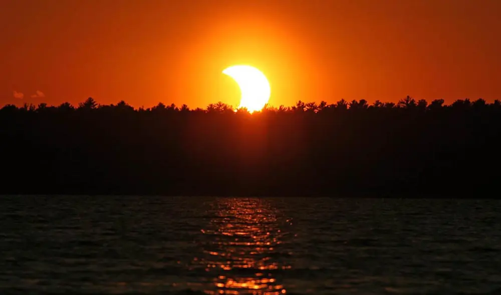 Durante los eclipses solares, el satélite natural transita por delante de la estrella desde la perspectiva de la Tierra y obstruye la luz que llega hasta la superficie. Foto: Jim Schafft