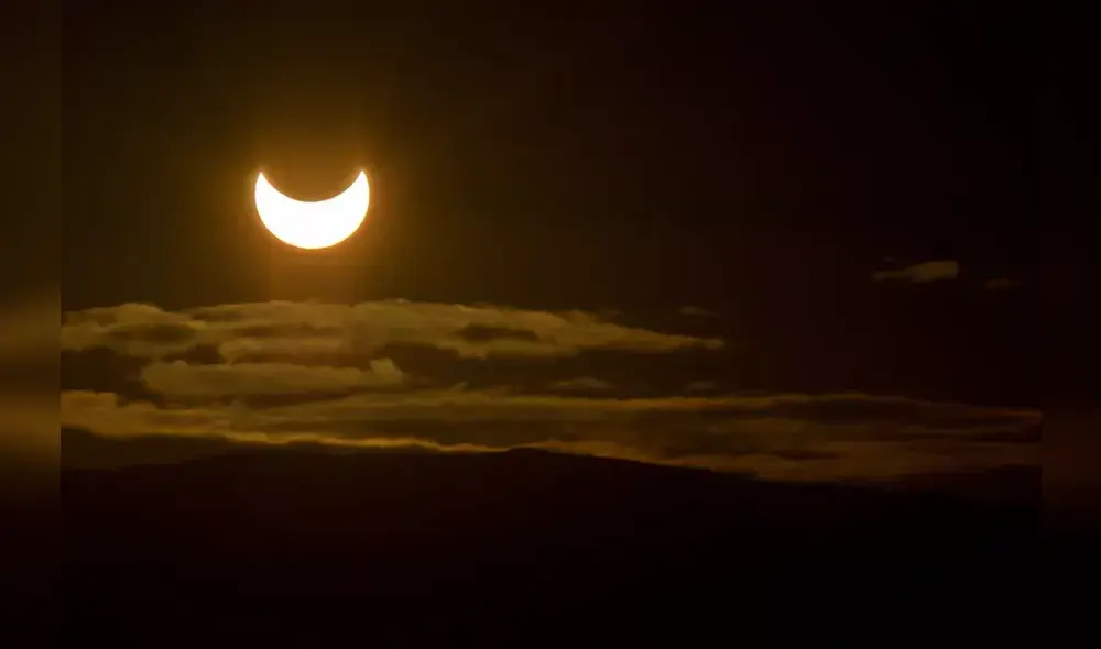 Durante un eclipse solar parcial, el astro rey se observa desde la Tierra como una media luna. Foto: Rhys Jones