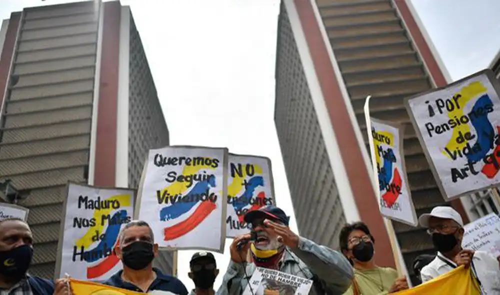 Trabajadores y jubilados toman parte en una protesta para exigir mejores salarios y pensiones. Foto: Federico PARRA / AFP