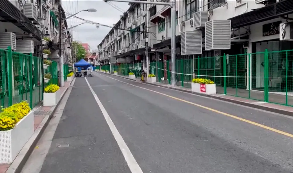 En otras ciudades de China se han colocado sellos de papel en la puerta e ingreso. Foto: CNN En otras ciudades de China se han colocado sellos de papel en la puerta e ingreso. Foto: CNN