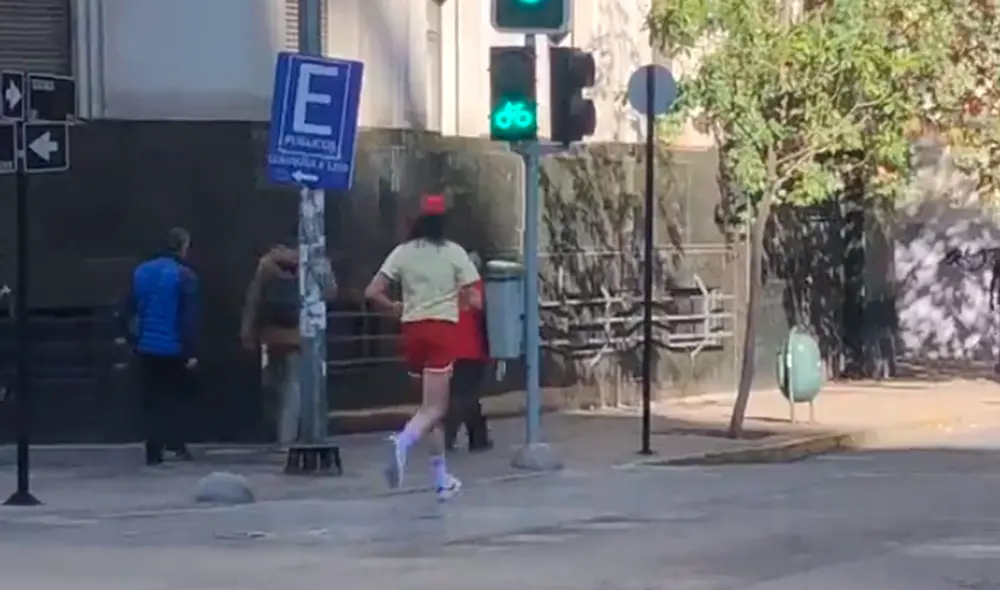 El hombre dejó paralizados a los transeúntes al confundirlo con el actor de la película Forrest Gump. Foto: captura de Facebook