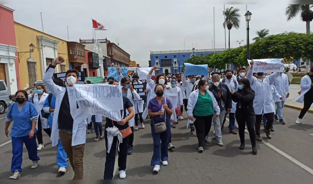 Estudiantes protestaron con pancartas para que aprueben lineamientos de internado. Foto: La República Estudiantes protestaron con pancartas para que aprueben lineamientos de internado. Foto: La República