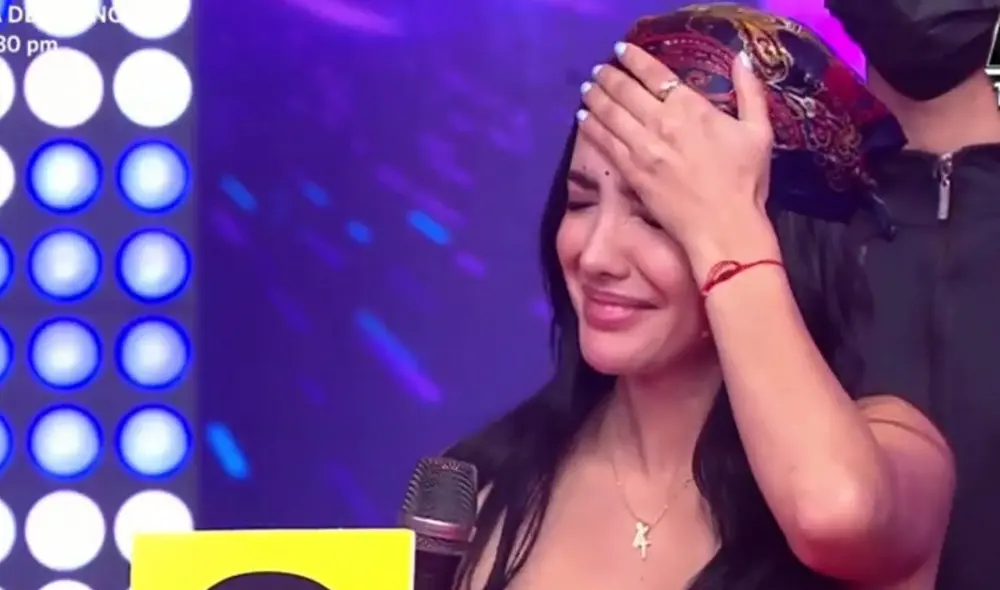 Rosángela Espinoza pasa incómodo momento en vivo. Foto: captura de América TV Rosángela Espinoza pasa incómodo momento en vivo. Foto: captura de América TV