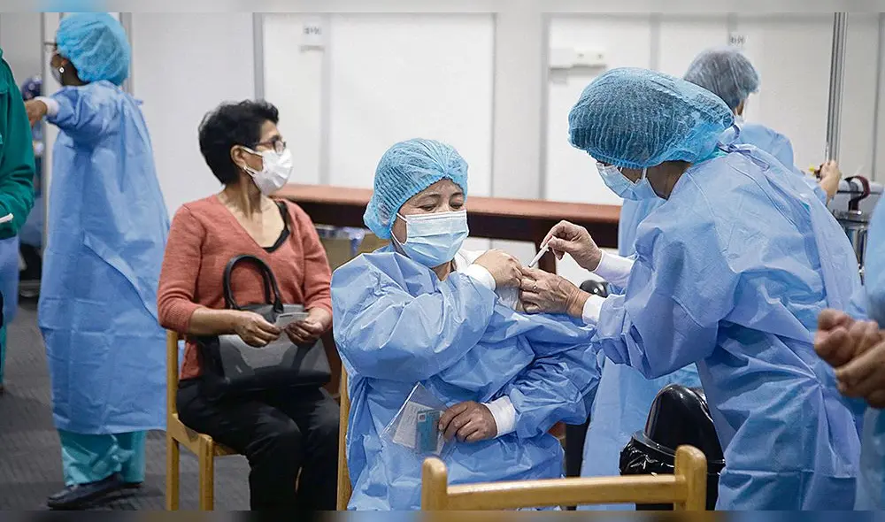 Jornada. Aplicación de la cuarta dosis continúa en Arequipa luego de modificada la disposición del Ministerio de Salud. Foto: La República