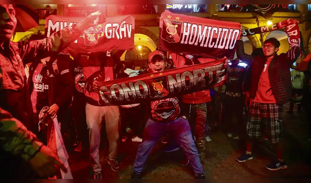 Euforia. El rojinegro se apoderó de las calles de la ciudad . Banderolazo se extendió por varias horas , hinchas lanzaron sus cánticos de aliento. Foto: La República