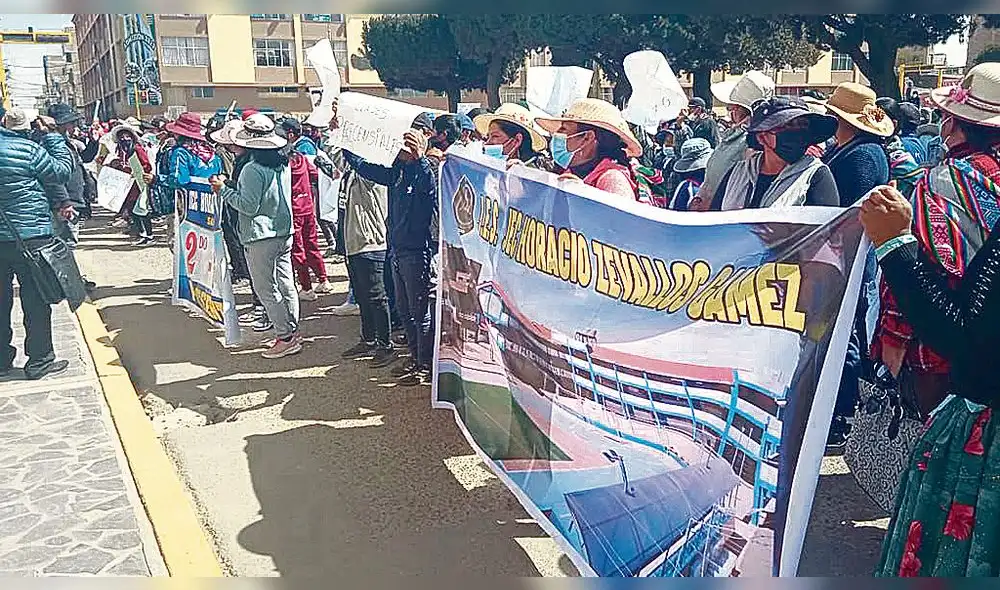 Manifestación. Padres y alumnos exigen sus aulas. Foto: La República Manifestación. Padres y alumnos exigen sus aulas. Foto: La República