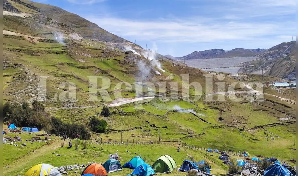 Efectivos policiales y comuneros se encuentran dispersos en las zonas altas. Foto: Raúl Cabrera/La República Efectivos policiales y comuneros se encuentran dispersos en las zonas altas. Foto: Raúl Cabrera/La República