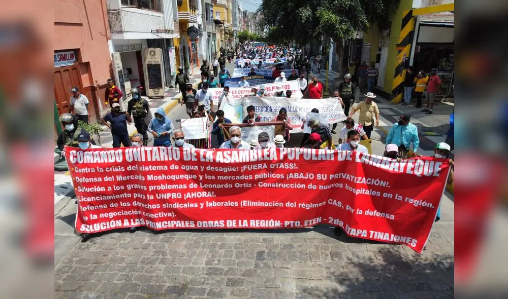 Cientos de manifestantes se movilizaron por las principales calles de la ciudad de Chiclayo. Foto: Clinton Medina / LR Cientos de manifestantes se movilizaron por las principales calles de la ciudad de Chiclayo. Foto: Clinton Medina / LR