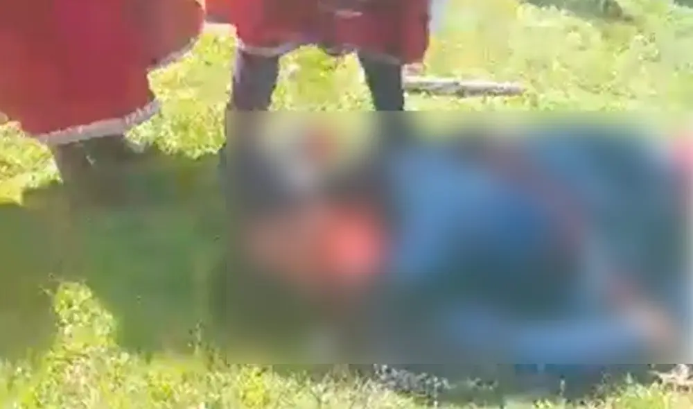 Mujeres se cubren y se limpian con agua para mitigar los efectos de los gases lacrimógenos. Foto: Wayka Mujeres se cubren y se limpian con agua para mitigar los efectos de los gases lacrimógenos. Foto: Wayka